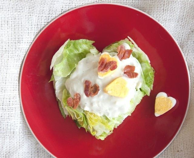 1. Этап. Салат Признание: Подавать салатик можете с гренками или жареным куриным яйцом. Это отличный романтический завтрак.