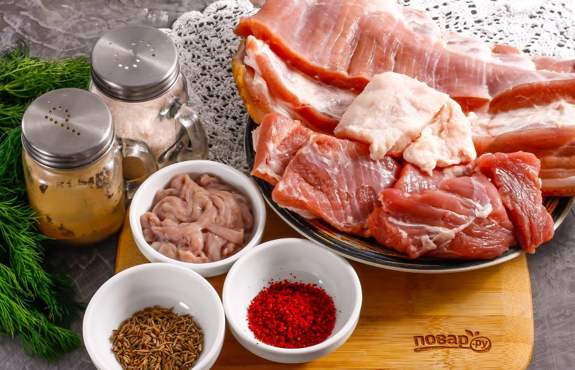 1. Этап. Сальсичча: Подготовьте указанные ингредиенты. Мясо промойте в воде, срежьте кожу, удалите пленки и жилы. Нарежьте мясо кусочками. Сало заморозьте примерно 10 минут, чтобы оно легче нарезалось.