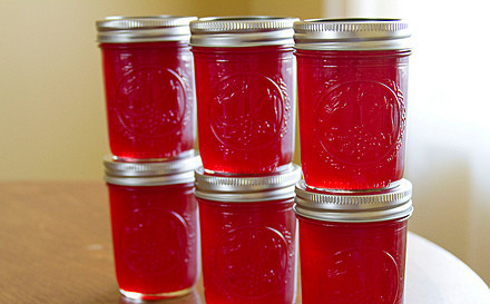 1. Этап. Варенье из красной смородины (желе): 7. Горячим разлейте варенье по банкам, закройте (закатайте) крышками, переверните вверх дном, оставьте до полного остывания. Можно сверху накрыть полотенцем. Хранить банки нужно в темном прохладном месте или в холодильнике.