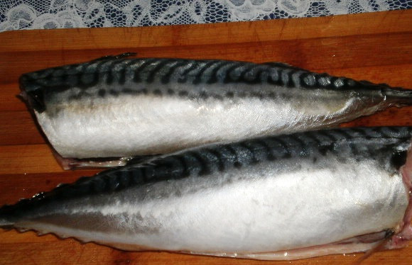 1. Этап. Копченая скумбрия в мультиварке: Скумбрию помойте, почистите. При необходимости тушки можно разрезать на части.