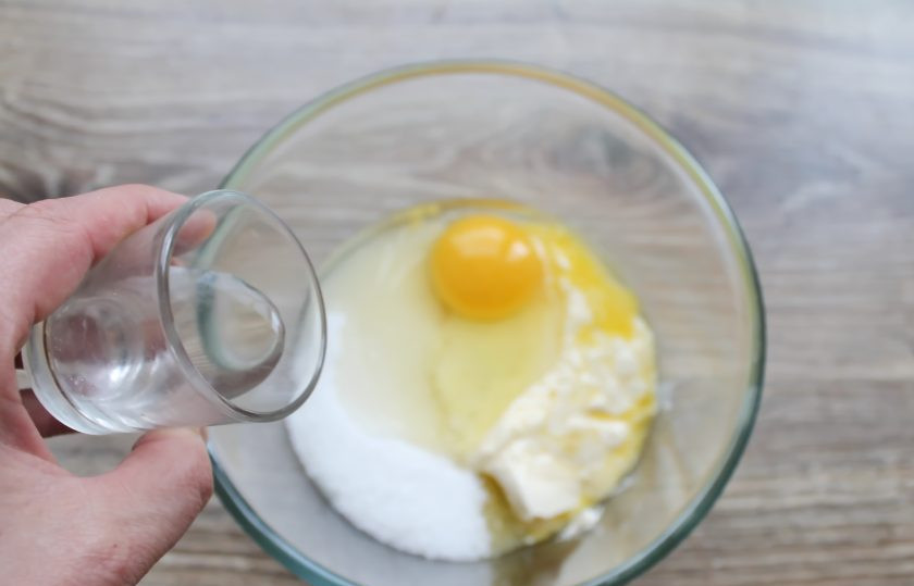 1. Этап. Цветаевский пирог с джемом: Влейте к ним яблочный уксус.