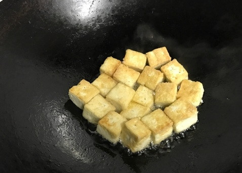 1. Этап. Тофу во фритюре с ананасом: Разогреваем вок с небольшим количеством кунжутного или растительного масла и обжариваем тофу до золотистой корочки.