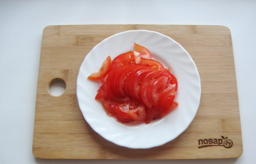 1. Этап. Шакароб: Помидоры помойте и также тонко нарежьте кольцами или полукольцами.