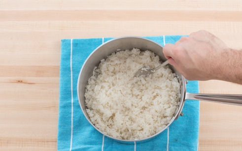 1. Этап. Куриная грудка с баклажанами и перцем: 5. Я думаю, что куриная грудка с баклажанами и перцем в домашних условиях прекрасно сочетается с рисом. Так что рекомендую отварить его в качестве гарнира.