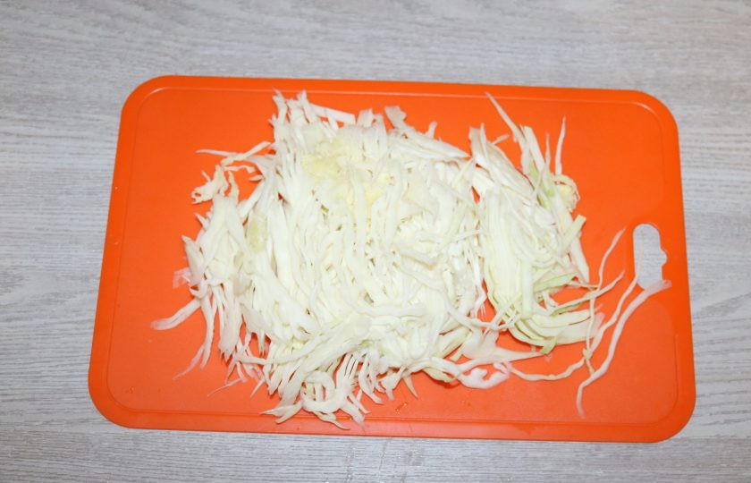 1. Этап. Капустный броуз: Нарежьте капусту.
