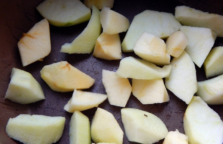 1. Этап. Варенье из дыни и яблок: Яблоки помойте, очистите. Удалите сердцевину и косточки. Нарежьте плоды кусочками, выложите их в чашу мультиварки.