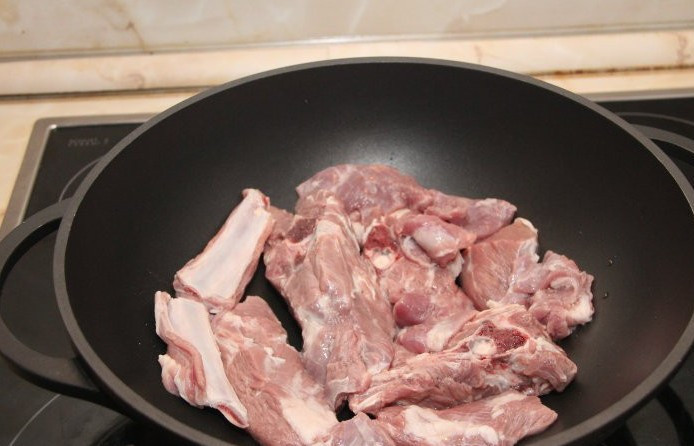 1. Этап. Хашлама из баранины на пиве: Начнем с того, что очень тщательно промоем баранину и нарежем ее на порционные кусочки, выкладываем половину мяса на дно кастрюли.