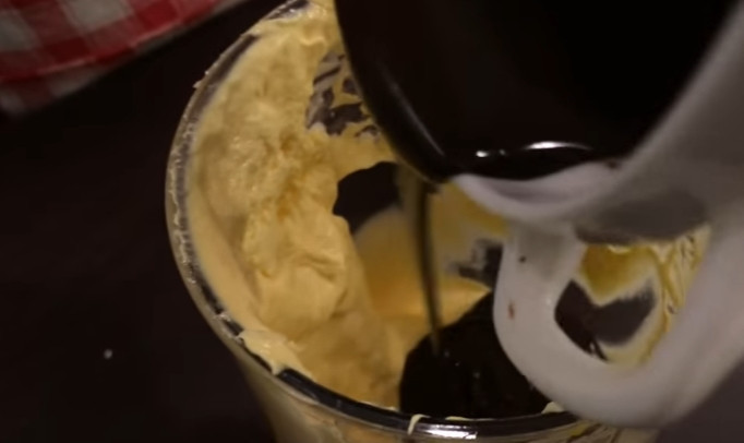 1. Этап. Шоколадный торт Захер: 5. Растопите шоколад (в микроволновой печи или на огне), немного остудите его и влейте к взбитому маслу, перемешайте до образования однородной смеси.