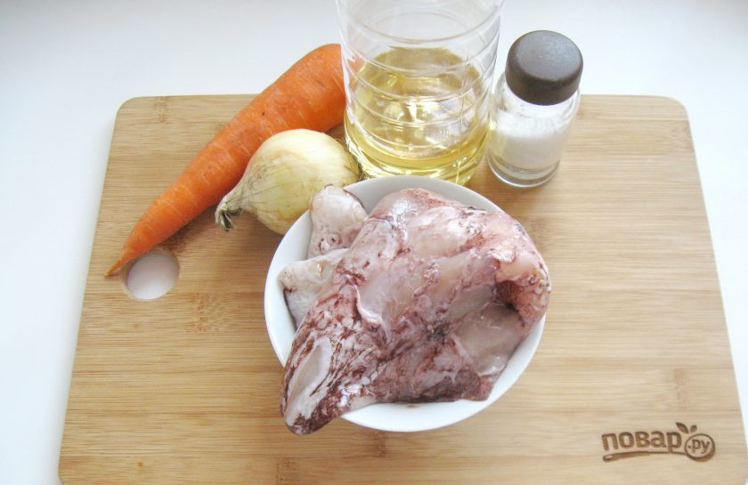 1. Этап. Кальмары с луком на сковороде: Подготовьте ингредиенты для приготовления кальмаров.