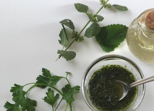 1. Этап. Брускетты с баклажанами и сыром: Измельчите чеснок, нарежьте мелко мяту и петрушку, добавьте растительное масло, посолите, приправьте черным перцем и взбейте. Желательно добавить пару ложек белого сухого вина.