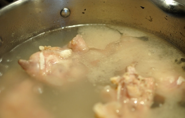 1. Этап. Свиные ножки по-армянски: 4. Теперь свиные ножки по-армянски в домашних условиях нужно отварить. Залейте в кастрюлю чистую воду, отправьте на огонь. После закипания варите около двух часов.