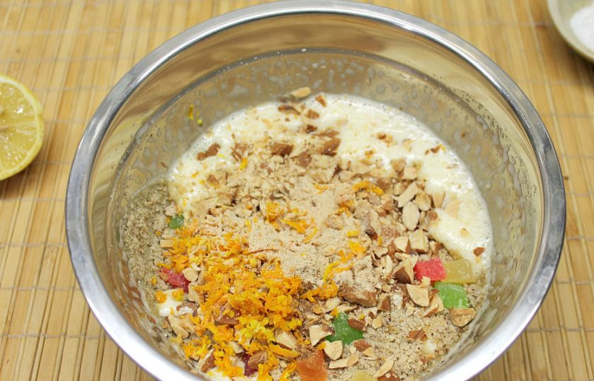 1. Этап. Нюрнбергский пряник: Добавляем цедру апельсина, молотый имбирь, корицу и мускатный орех. Все перемешиваем.