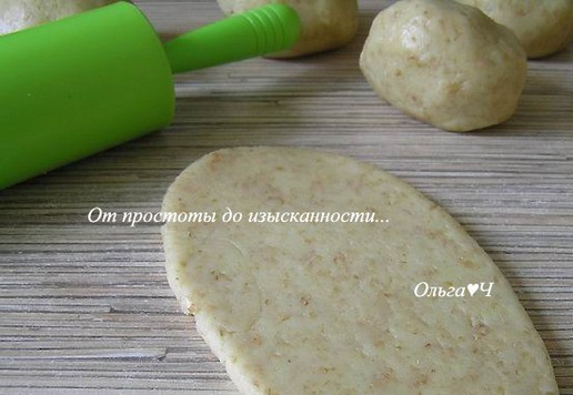 1. Этап. Сочники с кокосовой стружкой: Разделите тесто на 6 частей, скатайте в шарики. Каждый шарик теста раскатайте в прямоугольник