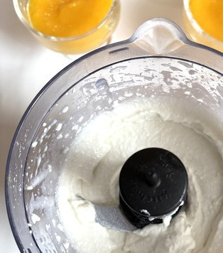 1. Этап. Творожно-кокосовый десерт с манго: У меня творог остался немного крупинками, нам это не мешало, но, однородный выглядит нежнее.