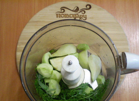 1. Этап. Зеленый коктейль с яблоком: Сложите в чашу блендера фрукты, зелень, воду влейте.