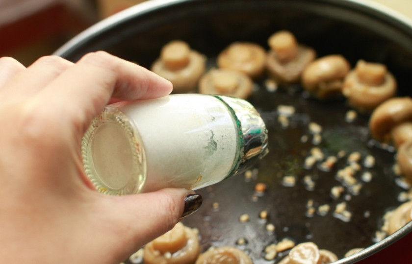 1. Этап. Соте из шампиньонов: Посолите по вкусу и снова перемешайте.