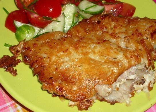 1. Этап. Мясо в картофельной корочке: Вкуснейшее мясо в картофельной корочке готово! Подаем его со свежими овощами. Кушаем, пока горячее! Приятного аппетита!