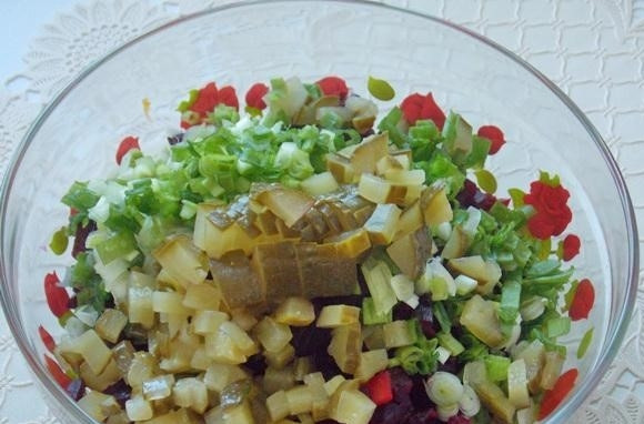 1. Этап. Любимый салат Петра 1: Далее добавьте нарезанный огурчик с капустой.