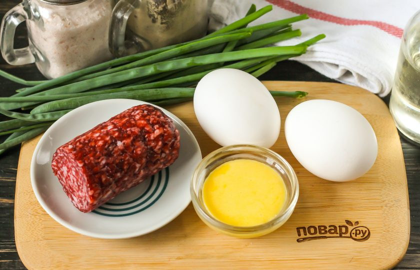 1. Этап. Салат с яичными блинчиками и луком: Подготовьте указанные ингредиенты.