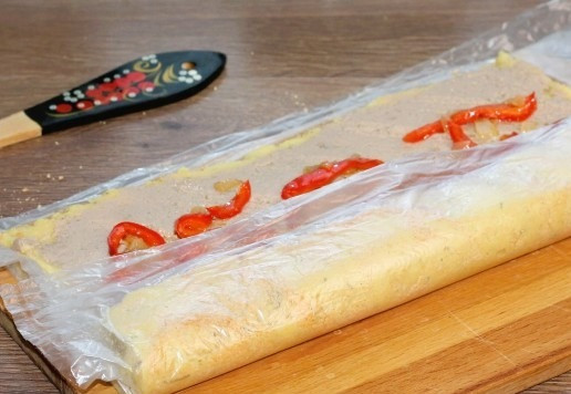 1. Этап. Картофельный рулет с консервированным тунцом: 14. При помощи плёнки (пакета), аккуратно сворачиваем рулет.