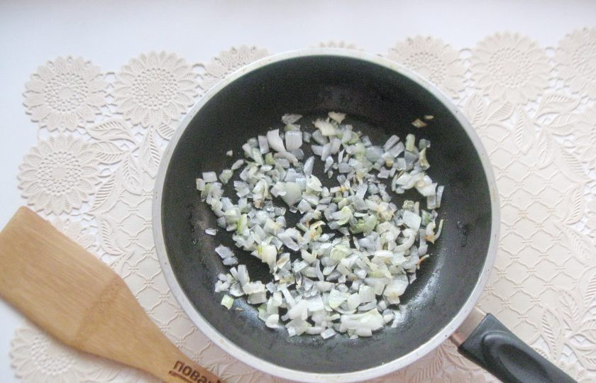 1. Этап. Мясные котлеты с баклажанами: Налейте немного подсолнечного масла и слегка обжарьте.