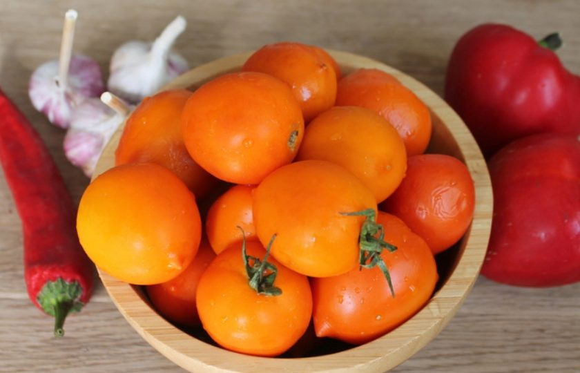 1. Этап. Аджика из желтых помидоров с кусочками перца: Подготовим ингредиенты.