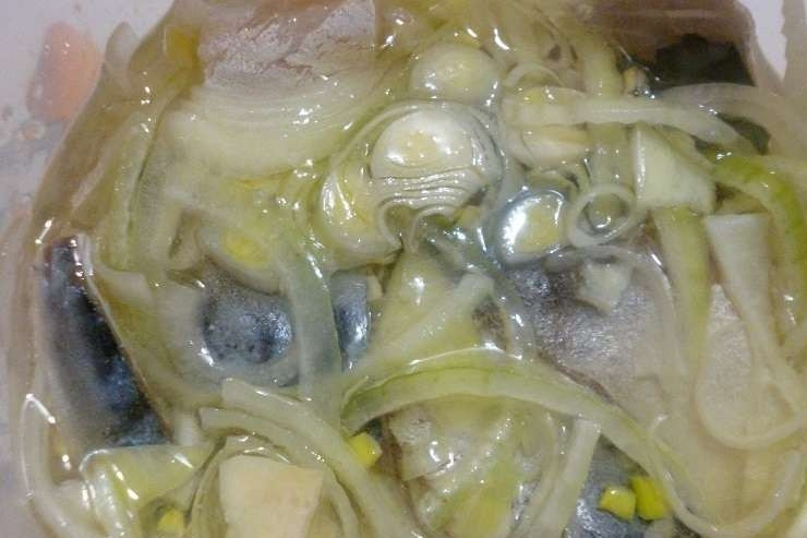 1. Этап. Сагудай из скумбрии: Для маринада смешайте в пиалке столовый уксус, сахар, соль и растительное масло. Если вы любите ароматный маринад, то масло можно взять нерафинированное, а также дополнить его чесночком. Влейте маринад к рыбе с луком. Оставьте скумбрию мариноваться в холодильнике на всю ночь.