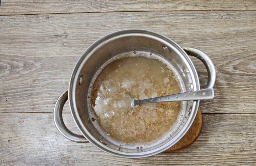 1. Этап. Каша из дробленой пшеничной крупы: В кастрюлю влейте воду и доведите до кипения на среднем огне. Добавьте в кастрюлю крупу и посолите.