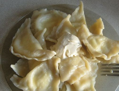 1. Этап. Домашние вареники с творогом: Когда вареники поднялись и проварились, их нужно достать из воды. Подавайте со сливочным маслом и сметаной.