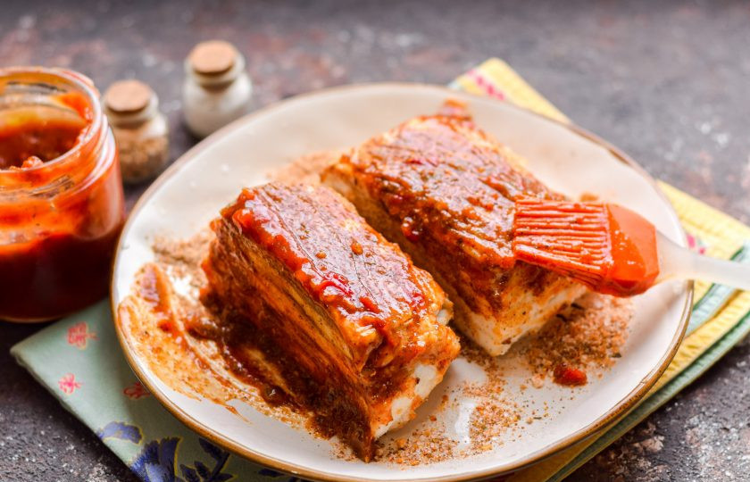 1. Этап. Сало в аджике: Далее смажьте сало со всех сторон аджикой.