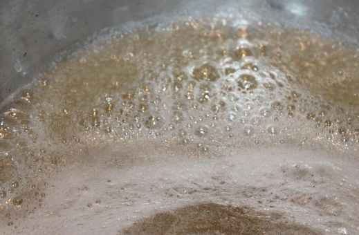 1. Этап. Варенье из клубники без закатки: 6. Сироп должен начать хорошо кипеть. Важно не пропустить этот момент, поэтому от плиты лучше не отходить.