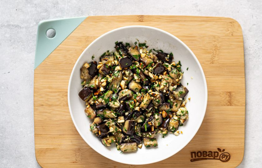 1. Этап. Баклажаны с арахисом: Соедините жареные баклажаны с чесноком, петрушкой и арахисом. Добавьте соль, красный и черный молотый перец, перемешайте.