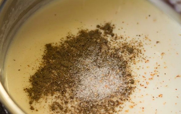 1. Этап. Белый соус к спагетти: Уварите соус, пока он не загустеет. Постоянно помешивайте, затем добавьте перец, мускатный орех, соль, травы. Хорошо перемешайте.