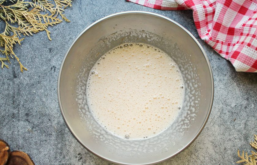 1. Этап. Рулет Красный бархат: В глубокую миску разбейте яйца, добавьте сахар, щепотку соли, ванильный сахар и взбейте в пышную, светлую массу. На это уйдет примерно 8-10 минут.