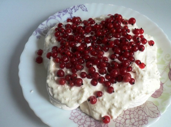 1. Этап. Десерт из зефира: Накрываем вишню вторым слоем зефира и смазываем творожным кремом так, чтобы осталось еще на верхушку. Посыпаем ягодами красной смородины, распределяя их равномерно по всей площади.