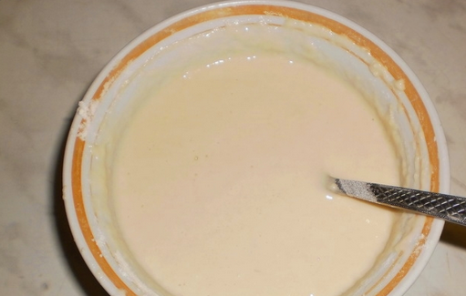 1. Этап. Спаржевая фасоль в кляре: 1. Сделаем кляр. Смешаем муку, яйцо и воду до однородности, добавим специи.