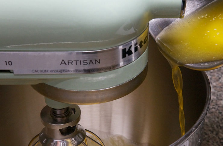 1. Этап. Торт для мужа: 2. В чашу вбить яйца и немного взбить их. Постепенно вливать остывшее сливочное масло, продолжая взбивать.