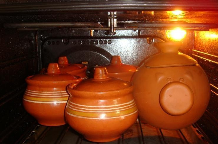 1. Этап. Чанахи в горшочках: Теперь закрываем наши горшочки и ставим их в разогретую до 250 градусов духовку на 40 минут. Потом понижаем температуру до 180 градусов и готовим еще около часа. Готовое блюдо можно разложить по тарелкам, украсив свежей зеленью, но из горшочка почему-то кушать гораздо вкуснее.