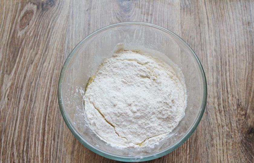 1. Этап. Рогалики с нутеллой: Добавьте в массу просеянную муку с солью и разрыхлителем.