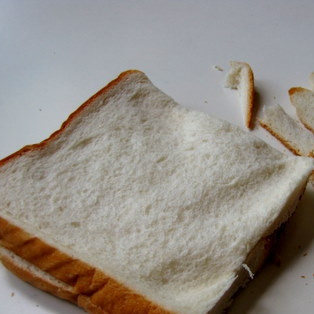 1. Этап. Закуска с Паниром: Удалить корки с хлебных ломтиков.