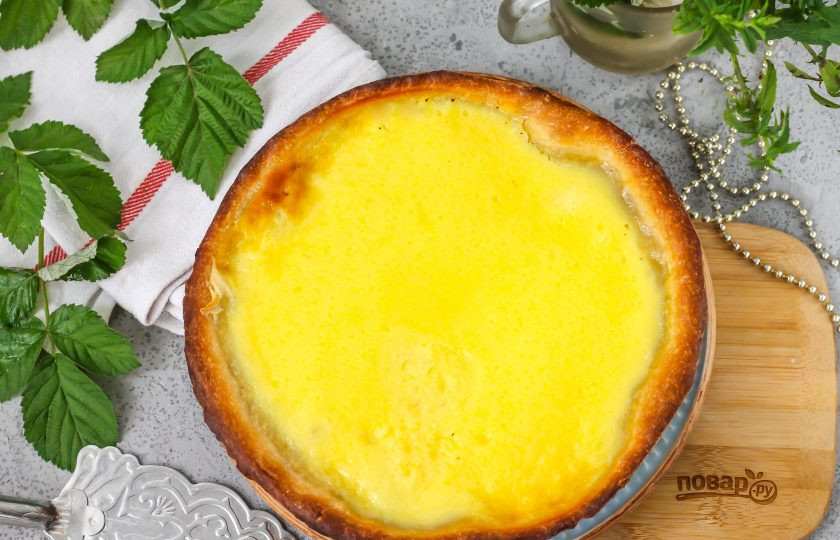 1. Этап. Сметанник из песочного теста: Готовый пирог извлеките из духовки и дайте ему остыть при комнатной температуре, а после перенесите в холодильник на 1 час. Затем его можно подать к столу.