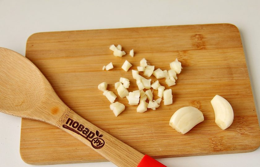 1. Этап. Лечо с томатным соком: Чеснок измельчите ножом.