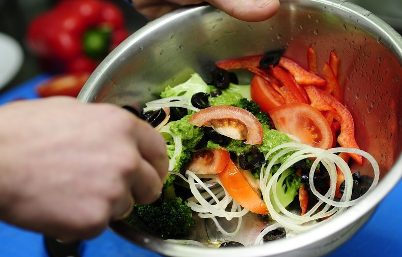 1. Этап. Салат из капусты брокколи: Выдавливаем сок лимона, вливаем оливковое масло и хорошенько перемешиваем.