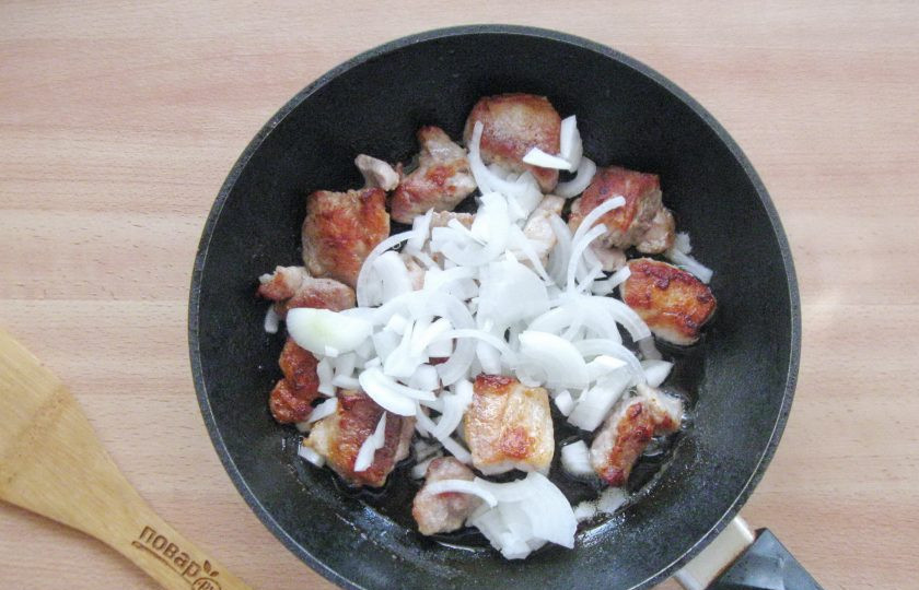 1. Этап. Макароны по-деревенски: Репчатый лук нарежьте произвольно и добавьте к мясу.