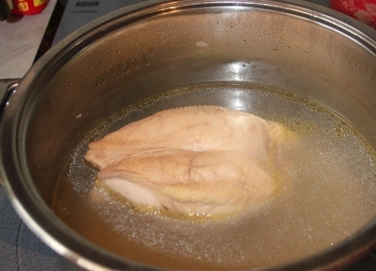 1. Этап. Салат Оливье с раковыми шейками: Куриное филе отварить в подсоленной воде до готовности. По желанию можно бросить в кастрюлю очищенную головку репчатого лука, лавровый лист, пару зубков чеснока.