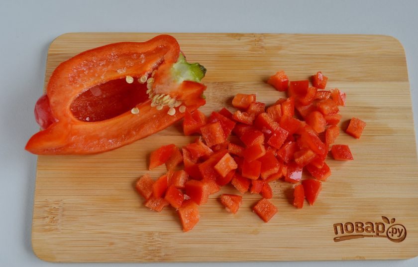 1. Этап. Слоеный салат из хурмы: У перца удалите семена и перепонки внутренние, порежьте кубиками.