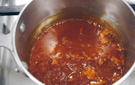 1. Этап. Крылышки под соусом Барбекю: 2. Пока первый раз запекаются крылья, можно заняться соусом. Все ингредиенты отправьте в сотейник, доведите до кипения и томите на медленном огне минут 15.