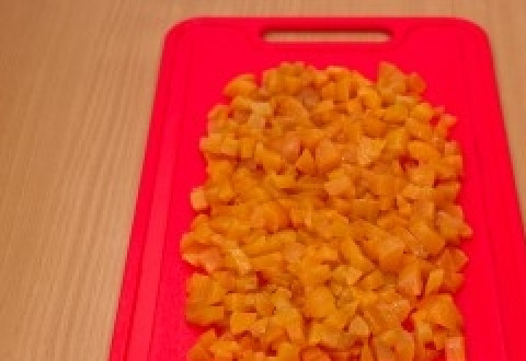 1. Этап. Торт На день влюбленных: Пока выпекается коржик, будем делать крем. Мелко нарежьте консервированные абрикосы.