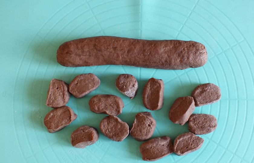 1. Этап. Шоколадные вареники с вишней: Остывшее тесто достаньте из холодильника. Поделите на две части. Каждую часть скатайте в валик. Валик разделите на 12-15 частей.