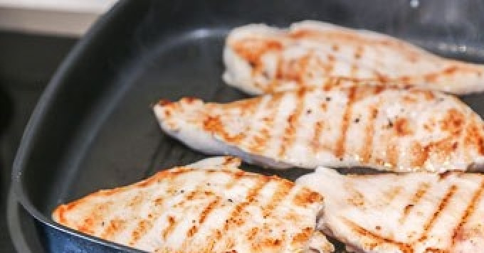 1. Этап. Куриная грудка под сырным соусом: Грудку разделите на 4 части. Каждую смажьте маслом. Обжарьте курицу на сковороде-гриль с двух сторон до румяной корочки.